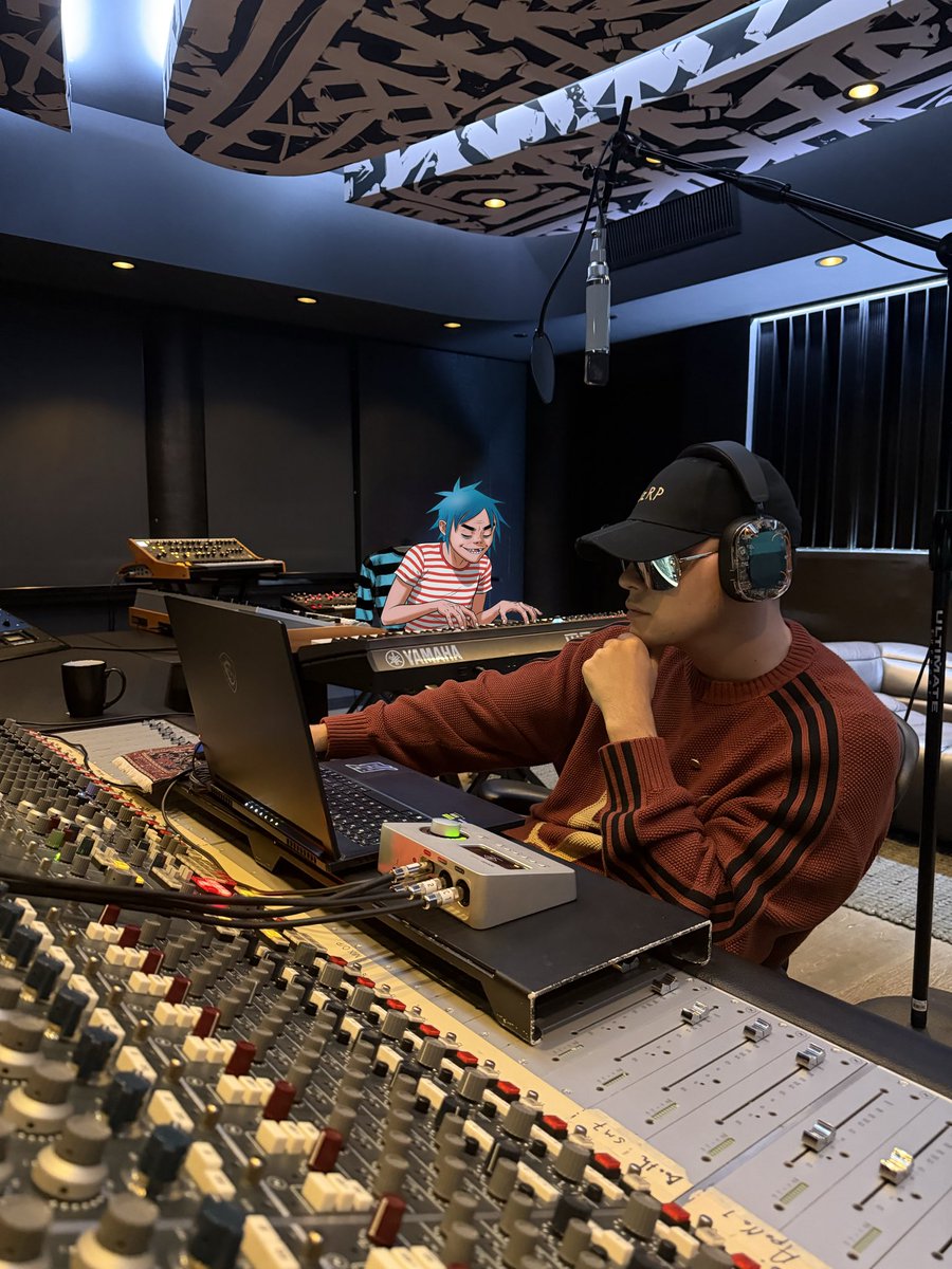 bizarrap's tweet image. Otro sueño cumplido gracias a la música. Una de esas cosas que ni siquiera me atreví a imaginar cuando estaba empezando. Muchisimas gracias por permitirme ser parte de esta cancion, una de las favoritas de toda mi vida, con mis ídolos: @gorillaz 🦍 🌬️ 

ORANGE COUNTY ya…