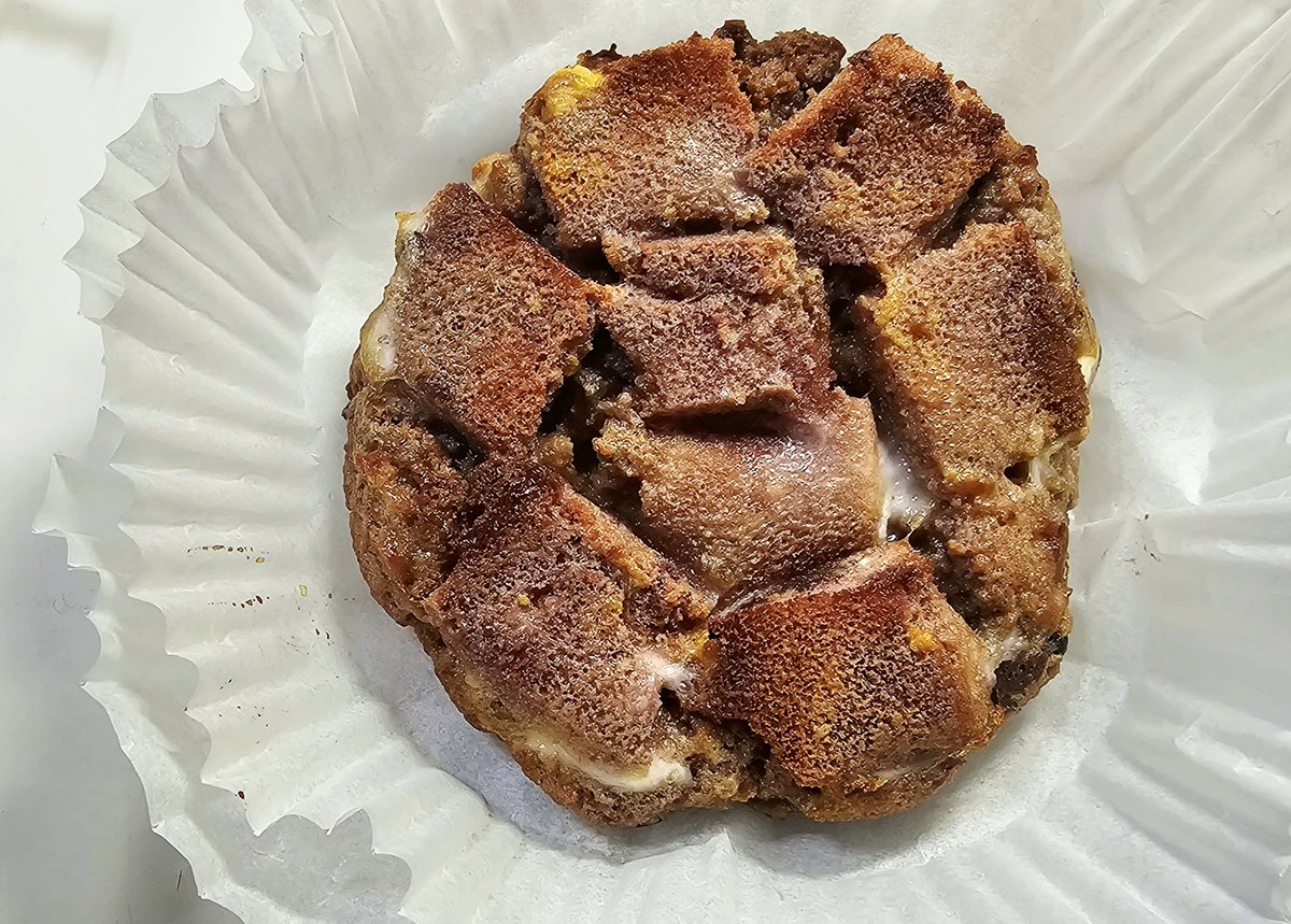 sumsum2022's tweet image. 예주니 블루베리롤 로만든 브레드푸딩!!!
대존맛!!!!
준비물)
계란과 우유, 블루베리 롤 3개
롤 두개는 좀 으깨고 롤 1개는 크림 빼고 빵 부분만 쪼개서 위쪽에 데코겸 식감 살리고 계란우유물(소금 조금) 을 위에 투척
170도 정도 에프에 15분 
뒤집에서 10분
(시간은 감으로)
이미 단맛이라 설탕X