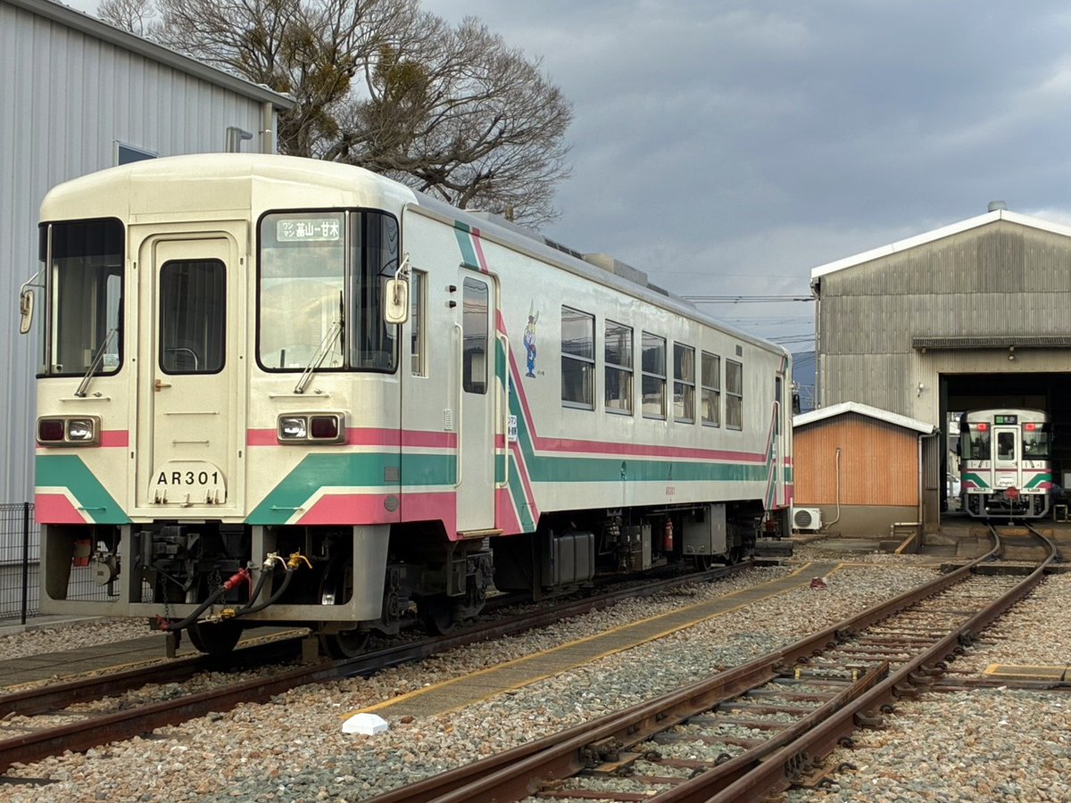 amagi_railway's tweet photo. #今日の甘鉄 は…!
社員が撮影した #AR301 と #ARe501 とのツーショットをお届け!📸
オリジナルカラーが2両並ぶのも久しぶりな気がします✨️
#甘木鉄道 https://t.co/nVFDmQcCMC