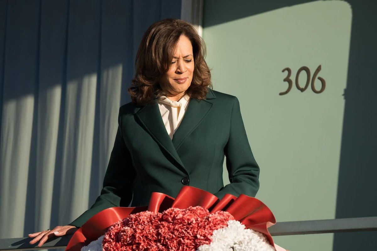 “Harris closes her eyes and holds the railing as she has a moment to herself on the balcony where Martin Luther King Jr was assassinated.”

📸: Chris Day