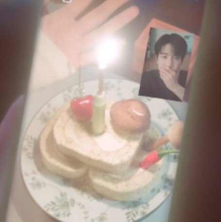 buttonhead204's tweet image. 재탕하다 이제야 알았는데 시판이 만든 생일케이크
급하게 준비하느라 초도 아니고 막 토치꽂고
체리 올리고 버섯???올리고 홍고추ㅜ??꽂아놓고
이난리인거 어덕하면 좋아ㅜㅠㅜㅜㅜ