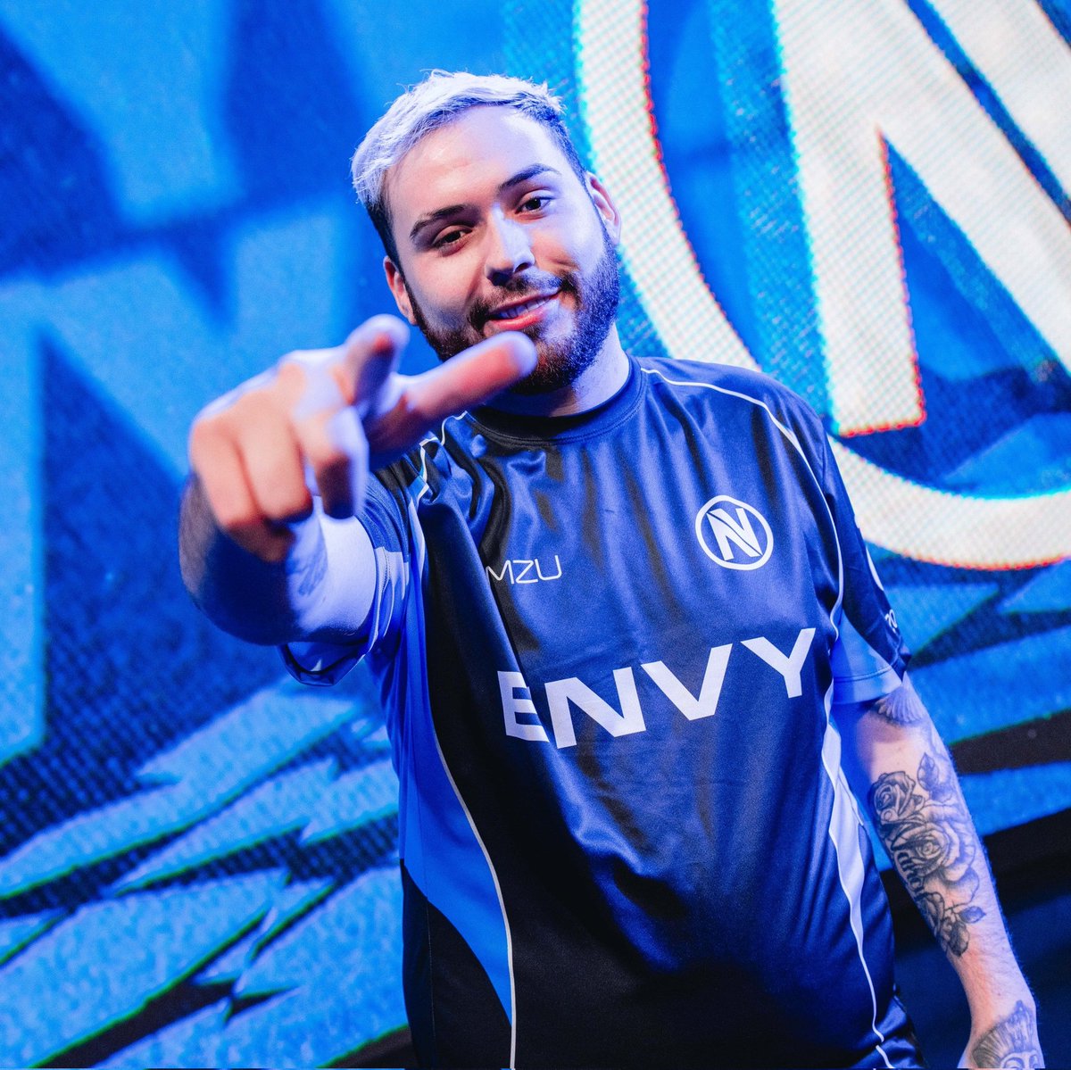¡DEBUT A LO GRANDE! Victoria de @ENVY por 2-1 sobre Evil Geniuses en su debut en #VCTAmericas 

Primer partido en Tier 1 y primera victoria para ellos, además con un recital de Eggsterr y su Yoru. Gran comienzo para <a href="/keznitdeuS/">keznitzim</a> y <a href="/wknfps/">WKN</a>, ¿qué os ha parecido el equipo? 👀