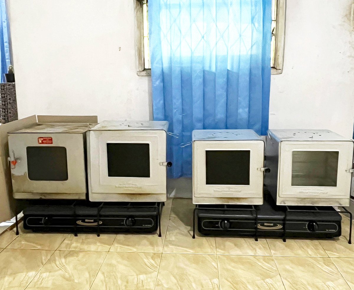 siPisces22's tweet image. Dulu Benci banget sama Oven ini. 

Karena susah banget dikendaliinnya,

jaman Alm.Mama masih ada tiap di suruh bantu baking pesenan kue kering buat Natal/Lebaran sering banget gosong 😭

Tapi sekarang malah kecintaan banget ini oven..
Oven 150rban penghasil ribuan Kukiss ku🥰😎😁