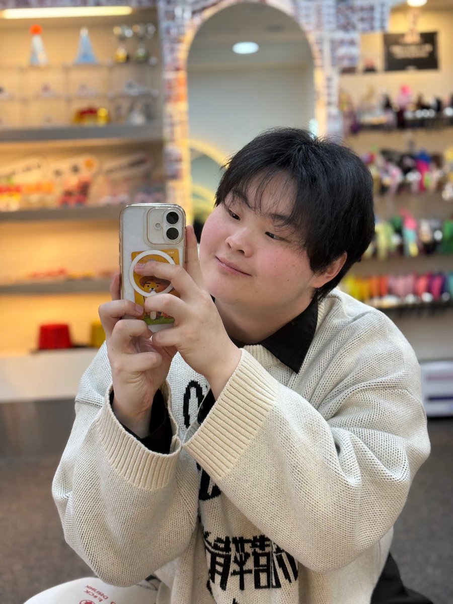 윤애반 tweet media
