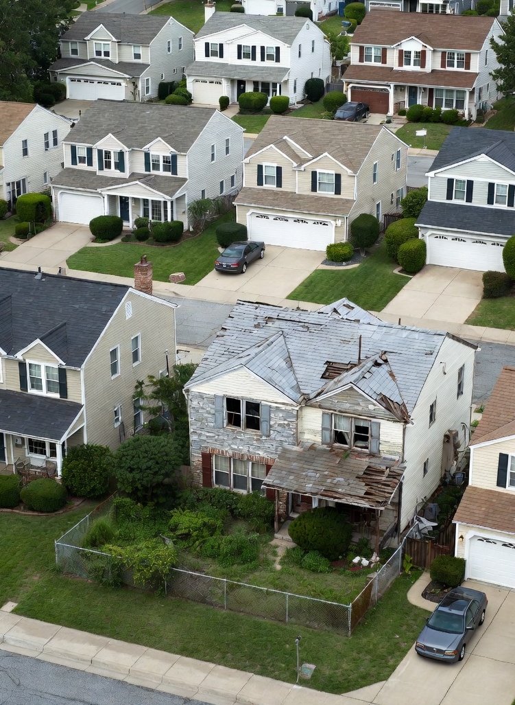 ClaireFosterPHD's tweet image. ICE officers are going door to door trying to get people to turn in their neighbors of color. But If we all stay quiet. They will never find them.