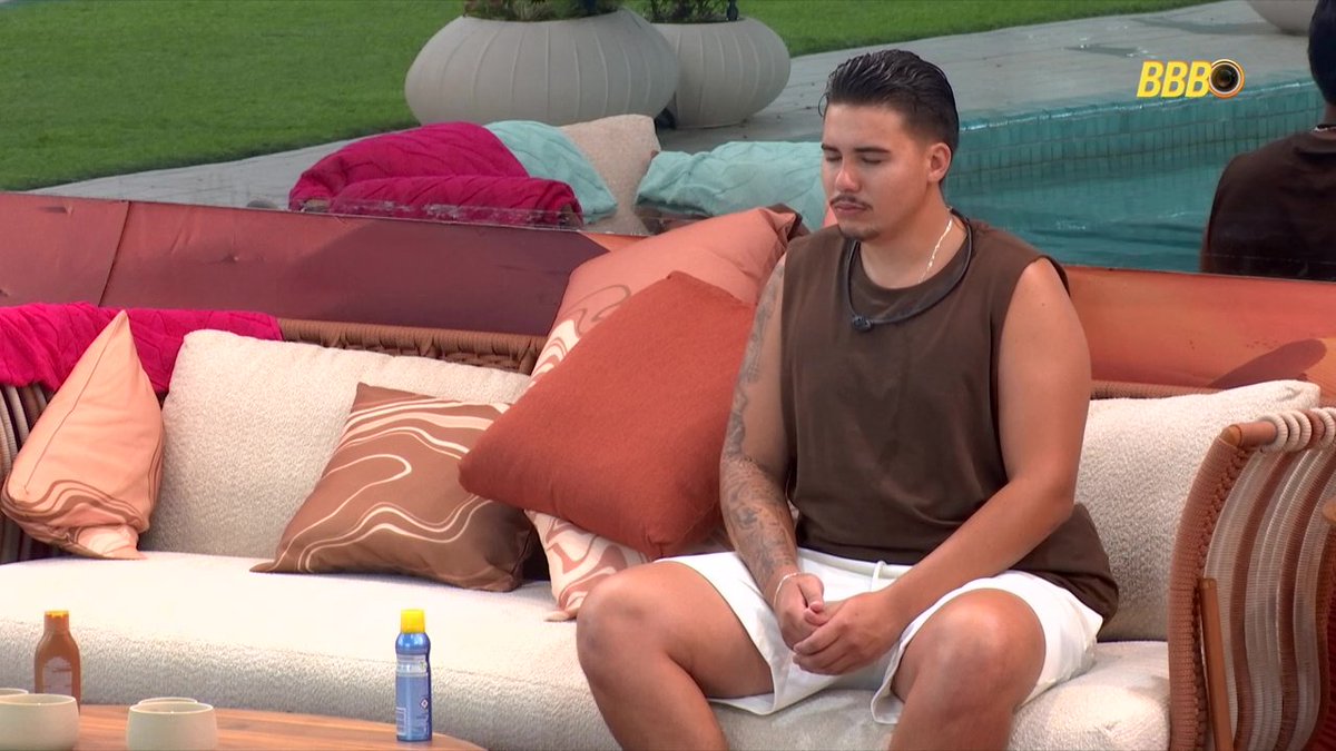 canalantenados's tweet image. Sutilmente, Aline se levantou e deixou Pedro meditando sozinho. Do outro lado, ela olha de forma orgulhosa para o brother. #BBB26