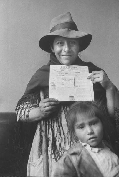 colombia_hist's tweet image. Mujer exhibe su cédula, luego de dar su primer voto en Bogotá agradecimientos a @BogotaAntigua #HistoriaDeColombia