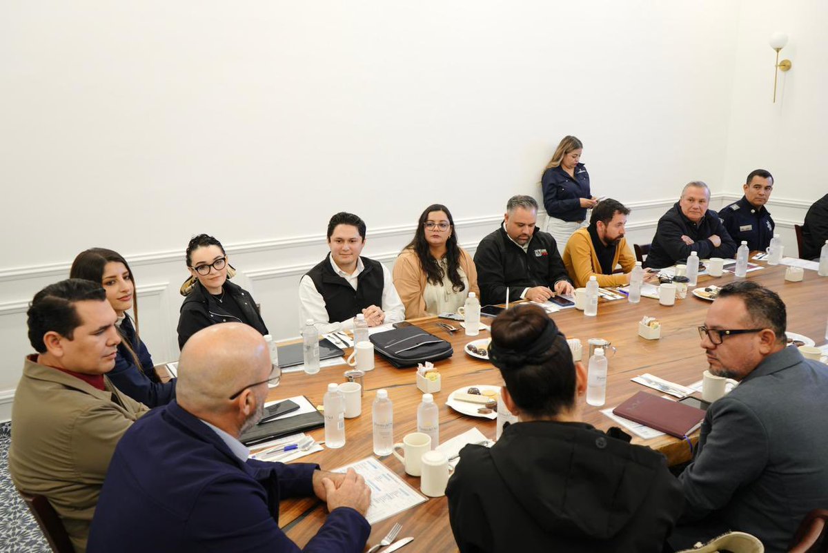 Atendiendo la instrucción del gobernador <a href="/AlfonsoDurazo/">Alfonso Durazo</a>, me reuní con el alcalde de Puerto Peñasco y su equipo de trabajo junto con integrantes del gabinete estatal, para fortalecer la coordinación interinstitucional y avanzar en proyectos estratégicos para el municipio.