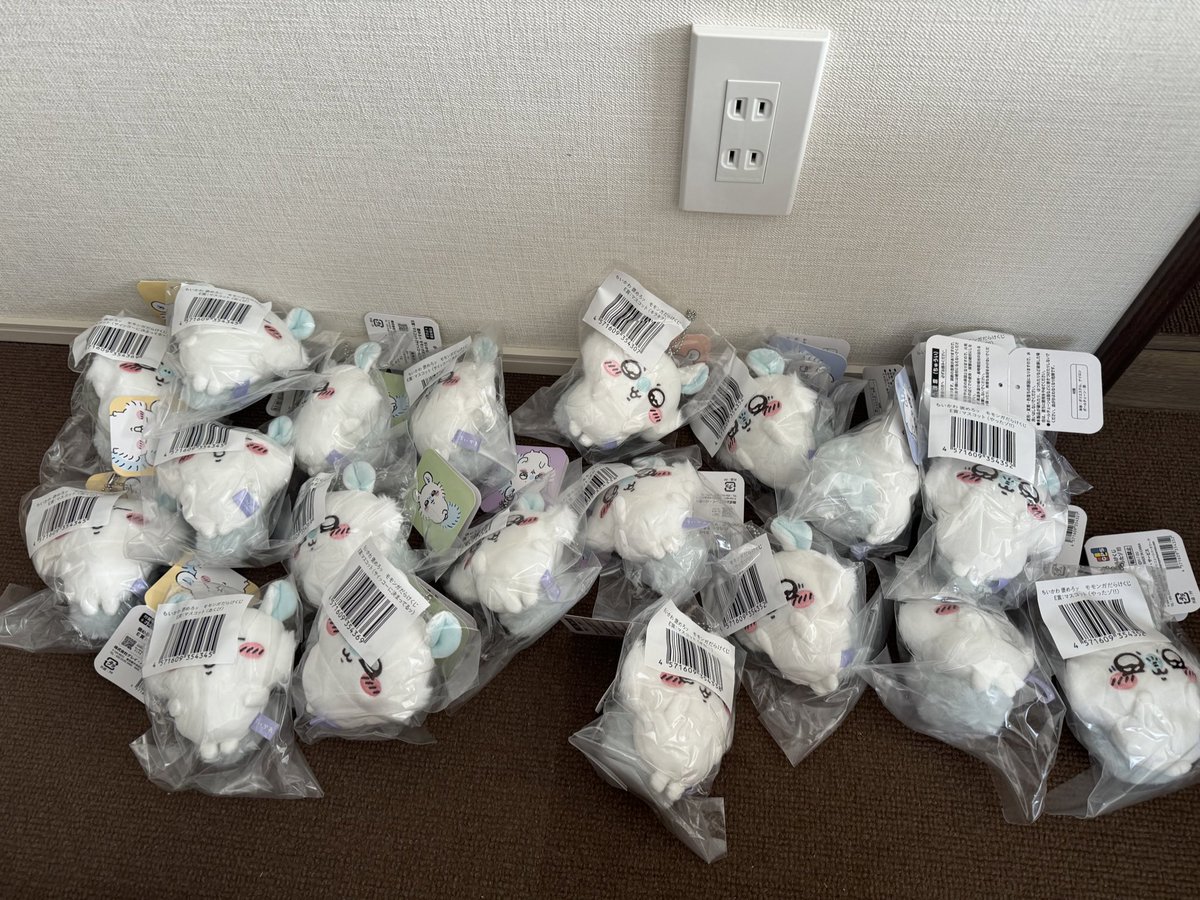 yu_mmng's tweet photo. ちいかわ卒業のため
モモンガだらけくじ　お譲りします

E賞 500円＋送料
あくび4
サイコーに決まってる5
オロ…3
キラキラ1
やったぞ6
もぐもぐ1

C賞1400円＋送料
っぱーん2
ふつう1

B賞2500円＋送料

お気軽にリプお待ちしております！ https://t.co/HcOdgnFVEA