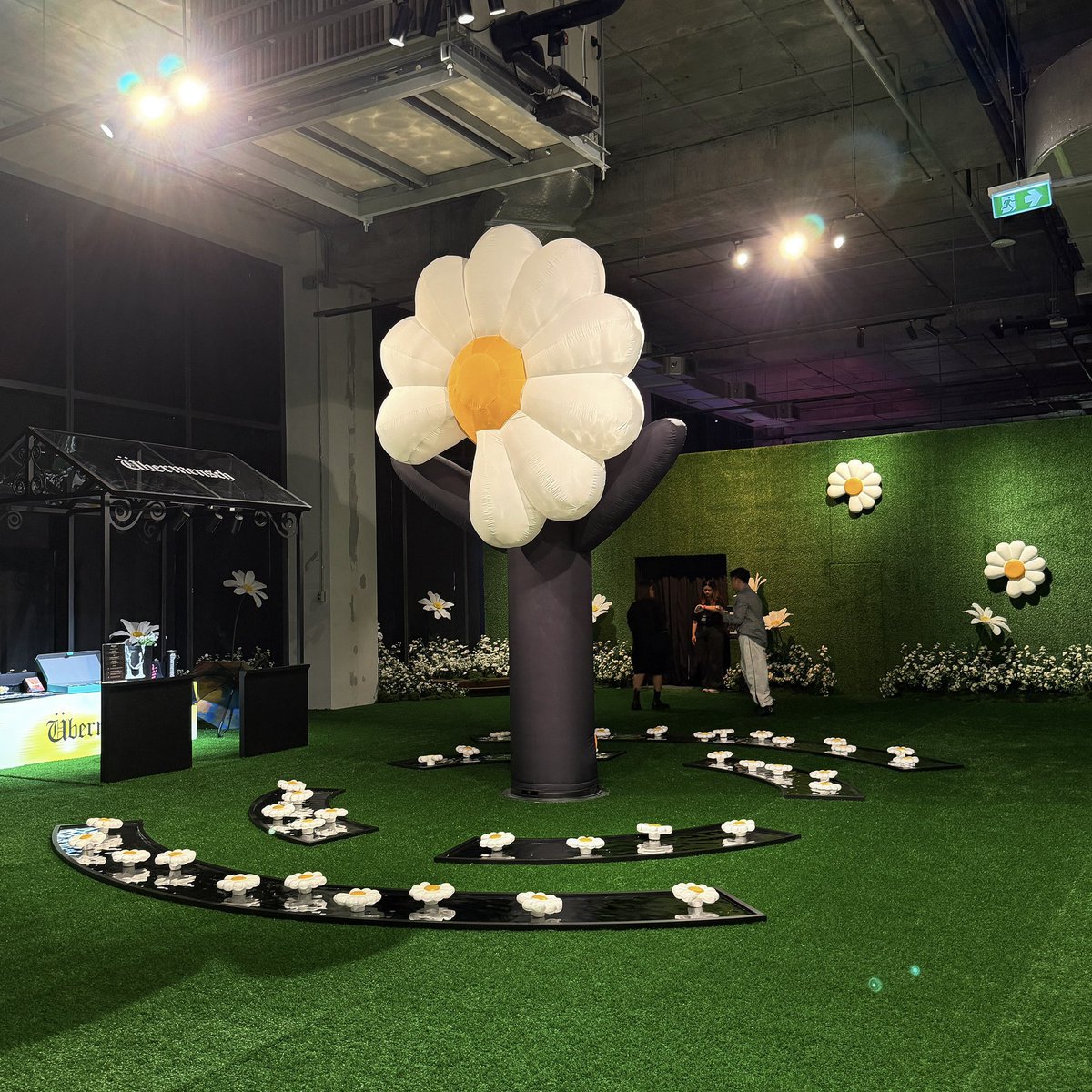 yoxrgravity's tweet image. ดีใจมาก ประเทศไทยมี Exhibition Übermensch ของ G-Dragon แล้ววว 🥺 มุมถ่ายเยอะมากก สวนดอกเดซี่ มุมกองถ่าย มุม VR ก็มี เป็นการจัดนิทรรศการครั้งสุดท้ายแล้ว ทุกคนรีบมา!