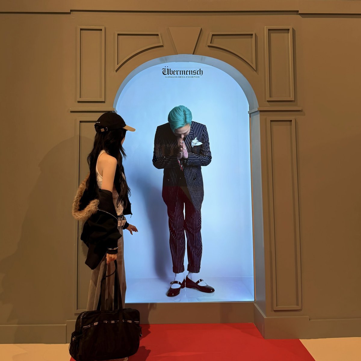 yoxrgravity's tweet image. ดีใจมาก ประเทศไทยมี Exhibition Übermensch ของ G-Dragon แล้ววว 🥺 มุมถ่ายเยอะมากก สวนดอกเดซี่ มุมกองถ่าย มุม VR ก็มี เป็นการจัดนิทรรศการครั้งสุดท้ายแล้ว ทุกคนรีบมา!