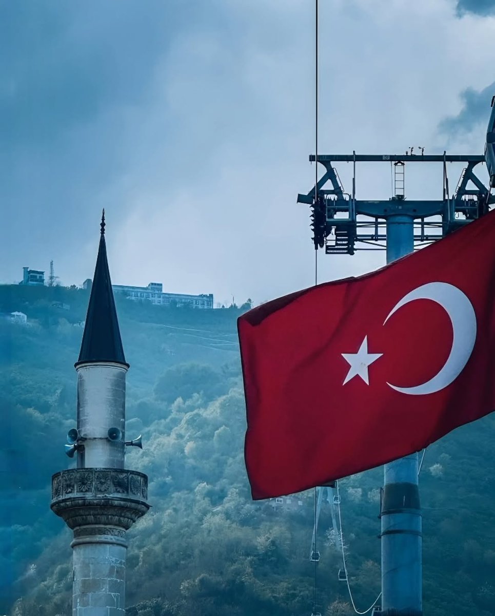 İhanet büyüyorsa, sadakat imtihandadır.Biz, menfaate boyun eğmeyen, vatanı pazarlık konusu yapmayanlardanız.Doğruda duranların yolu çetin olsa da sonu haktır.Dost belli, düşman belli..Allah doğrularla beraberdir .#HayırlıCumalar🤲