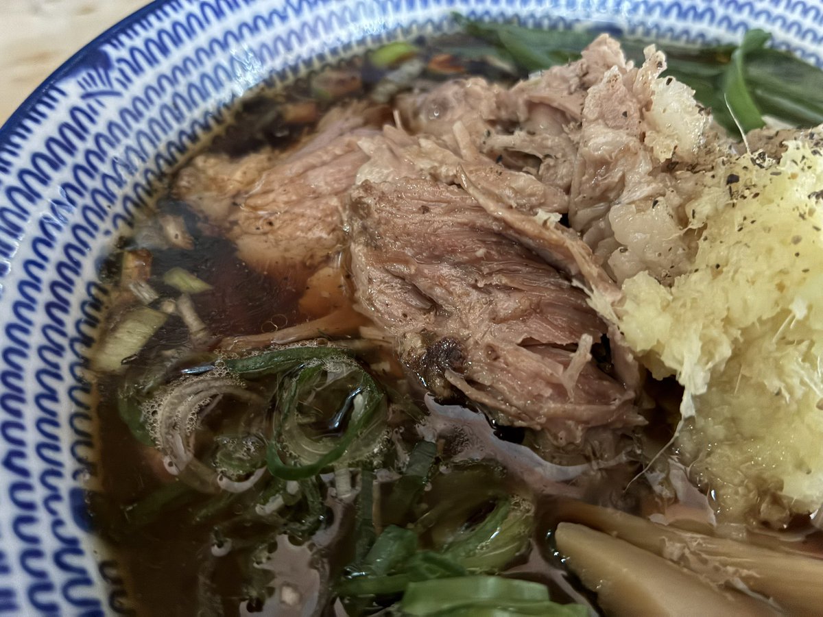 baikateijpn's tweet photo. 「プルドポークと生姜の黒中華(限定)/要予約」かぶらのご飯付¥1890(税別)

ご予約は店舗電話かInstagramＤＭで。1月暇ですので土日もご予約お受け出来そうです。お待ち頂いてた方々、ほんとに久しぶりの限定ですいません。
#梅花亭　#滋賀ラーメン　#限定ラーメン https://t.co/0IOpBkW5CA