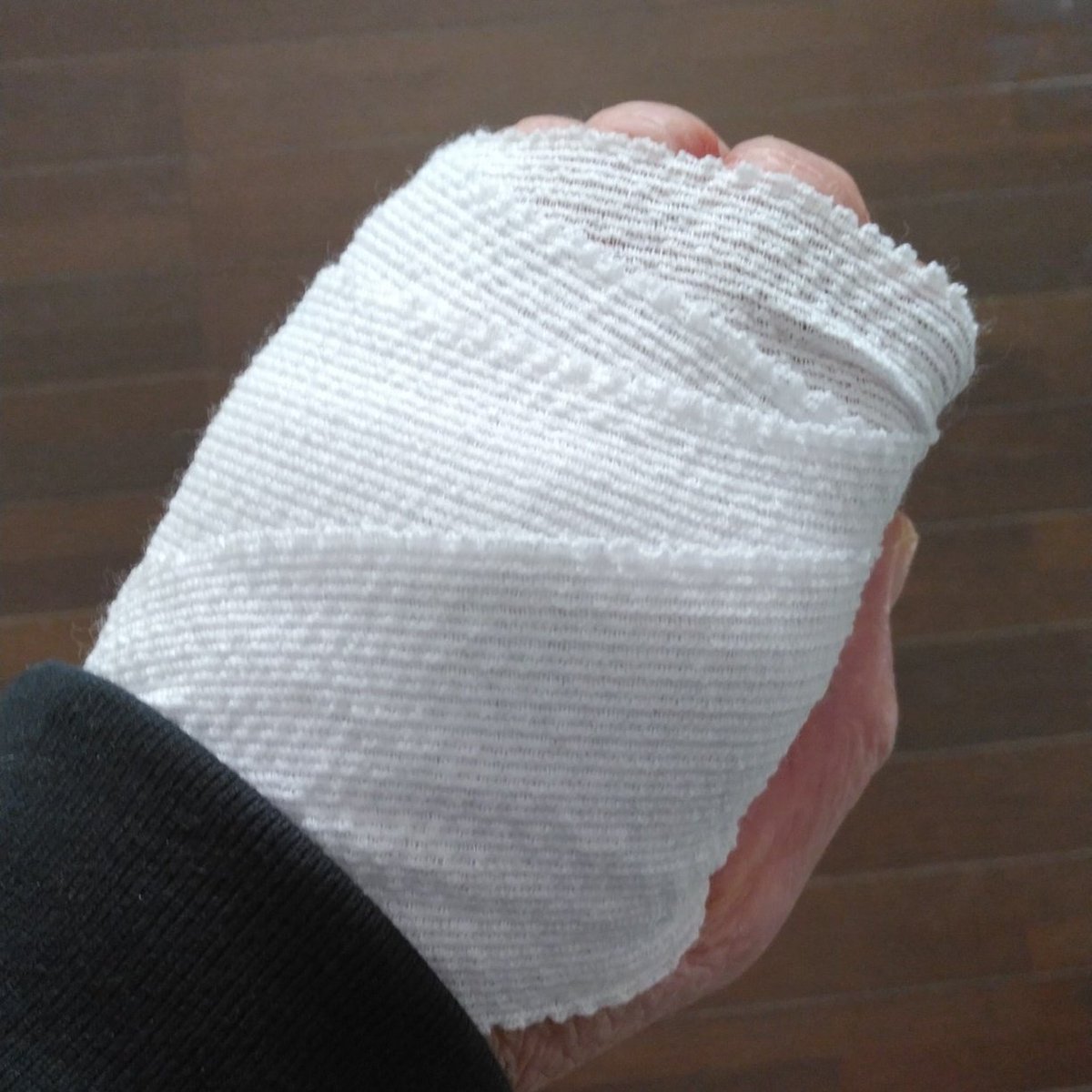 リード制作中にカッターで手のひらを切ってしまい縫うことに…
しかも左手😭
明日はレッスン…📯
2週間かかるそうです😢