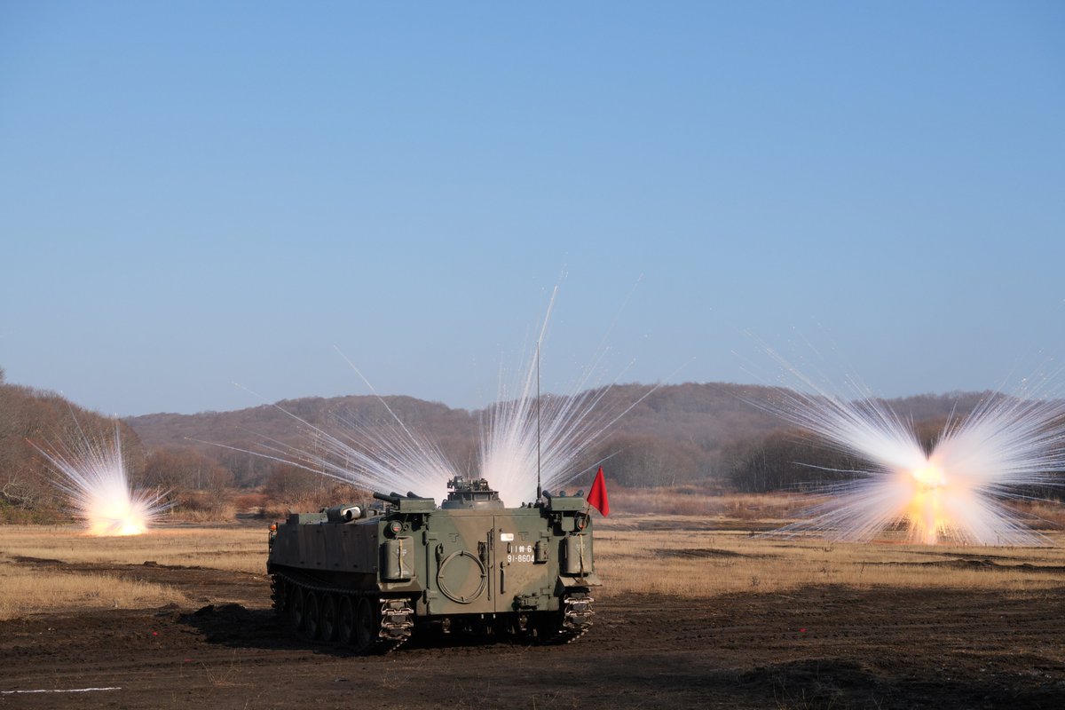 今回は第11普通科連隊が行った、73式装甲車の発煙弾射撃訓練をお