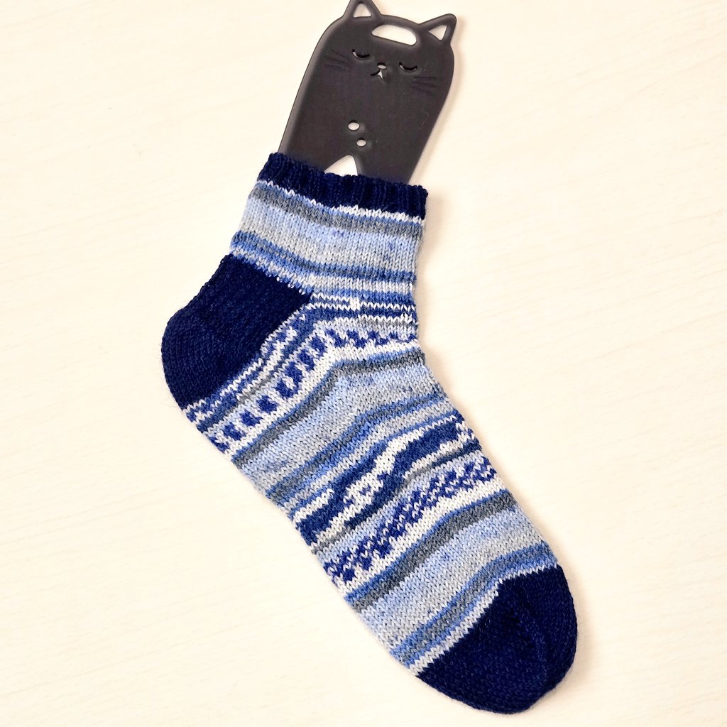 dango_please's tweet image. パパの靴下なのでソックブロッカーとサイズ合ってないけど無事に片足はできたよ🧦

#だんごの糸端