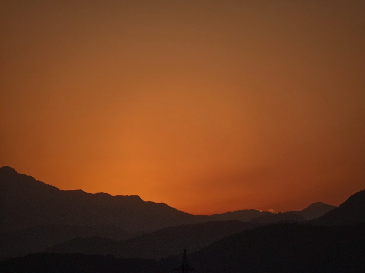 SachinAcharya's tweet photo. Photo challenge, show us an image with contrast!
A quiet blaze folding into the horizon.✨️
#landscapephotography #photography #Nature #StormHour #ThePhotoHour #EarthCurated #theglobalphotocommunity #PerfectPixels #VSCO #AmateurPhotographer #withGalaxy #ShotOnSnapdragon https://t.co/PTwT7D9KAg