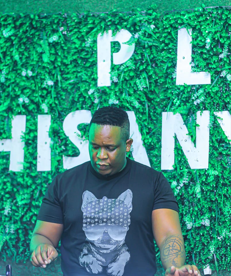 CapricornFM's tweet photo. #CapricornPlug is LIVE!   

NEXT | @qscotch_ is taking over the #PluggedInMix, and you don’t want to miss this one! https://t.co/8OYmQKSJpz