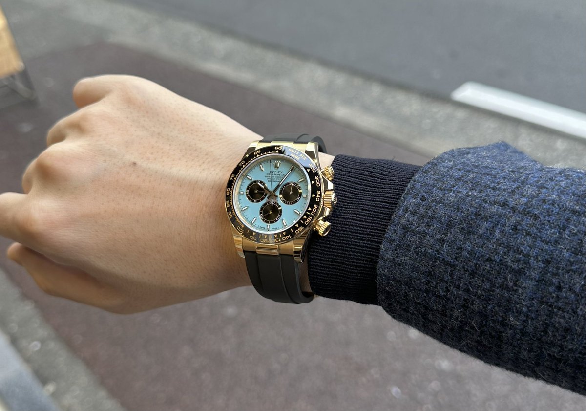 riberowatch's tweet image. 「デイトナのターコイズが欲しい」
↓
銀行口座を見る
↓
「デイトナのターコイズが欲しい（遺言）」

126518LN、この色の組み合わせを考えた人は天才。

見ているだけで心が満たされますね。いつか腕に着けてみたいものです。
#Rolex #Daytona #126518LN #買えないけど見たい