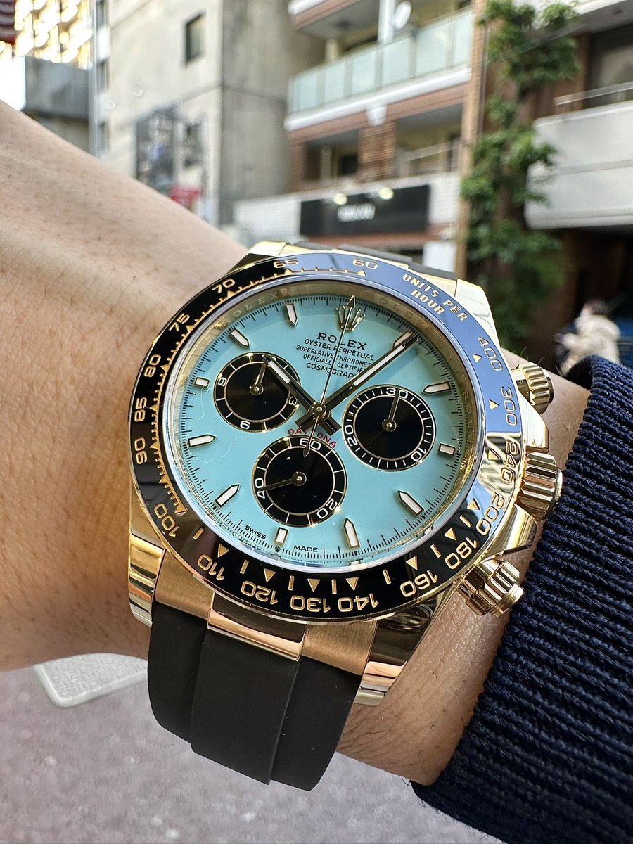 riberowatch's tweet image. 「デイトナのターコイズが欲しい」
↓
銀行口座を見る
↓
「デイトナのターコイズが欲しい（遺言）」

126518LN、この色の組み合わせを考えた人は天才。

見ているだけで心が満たされますね。いつか腕に着けてみたいものです。
#Rolex #Daytona #126518LN #買えないけど見たい