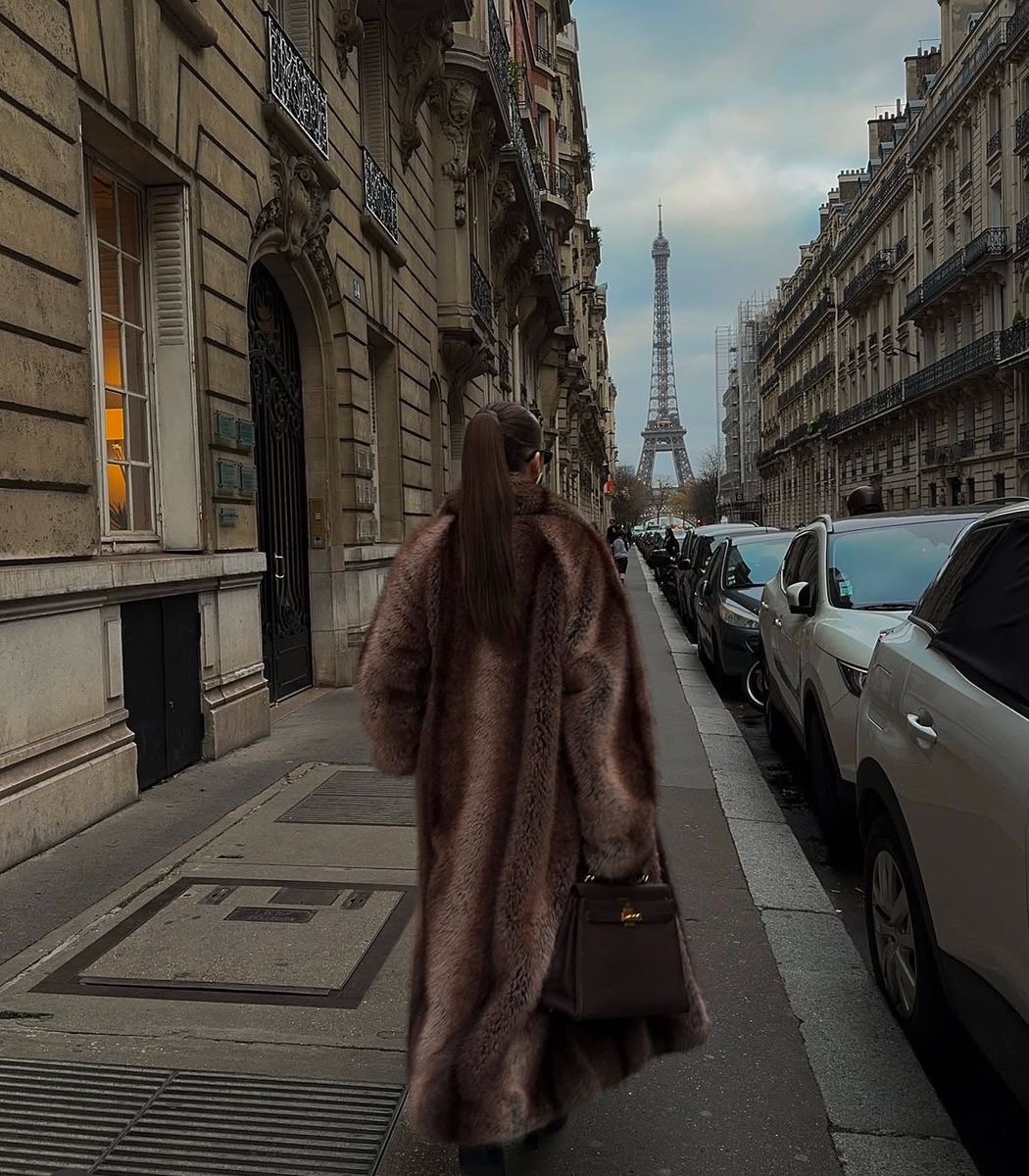 Diorgirlx's tweet image. faux fur coats