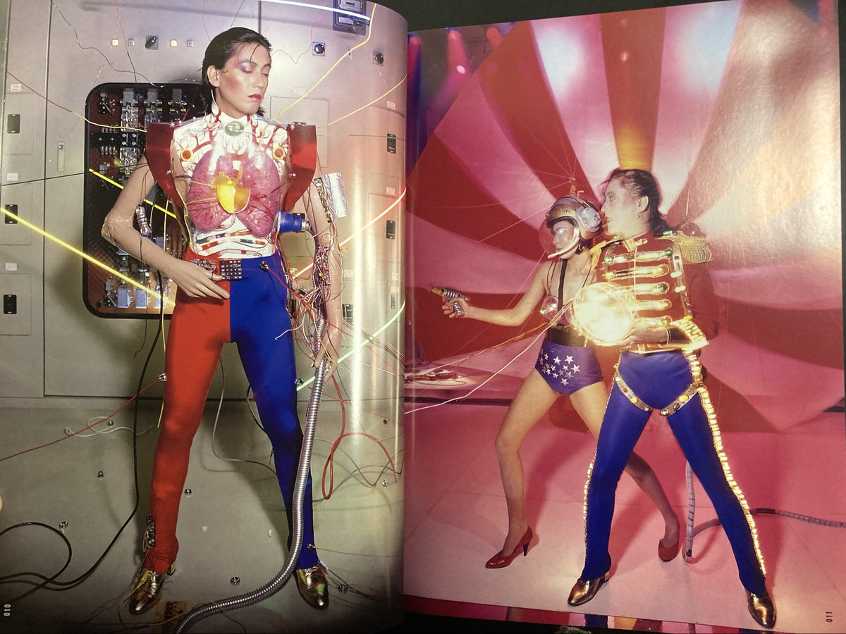 本日入荷の古本から。 2002年リトルモア発行「早川タケジ衣装魔術