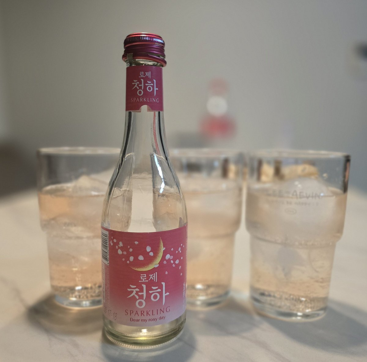 인천지부 말차시루번개모임💙
소파에 반엎어져있다가 먹고싶은거 고르면 밥차려주시고 심심하니까 같이 놀아주시고 가장 중요한 말차시루도 먹고 전신주얘기도 듣고ㅋㅋ 딸기, 귤, 음료에 이제 갈까 생각한 시간에 한잔 두잔하기 시작하고 해장에 기유커플에게 가지말고 더 놀자는 말도 들은하루였다😆