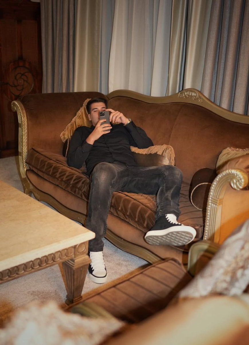 andrew_nfx's tweet image. Most of you have no idea what it takes to make a lot of money

You say that you want to be successful, but your actions say otherwise

Watching Netflix every night, going out partying on the weekend, saying you’ll “work on it another time”

It doesn’t work like that

I’ve made…