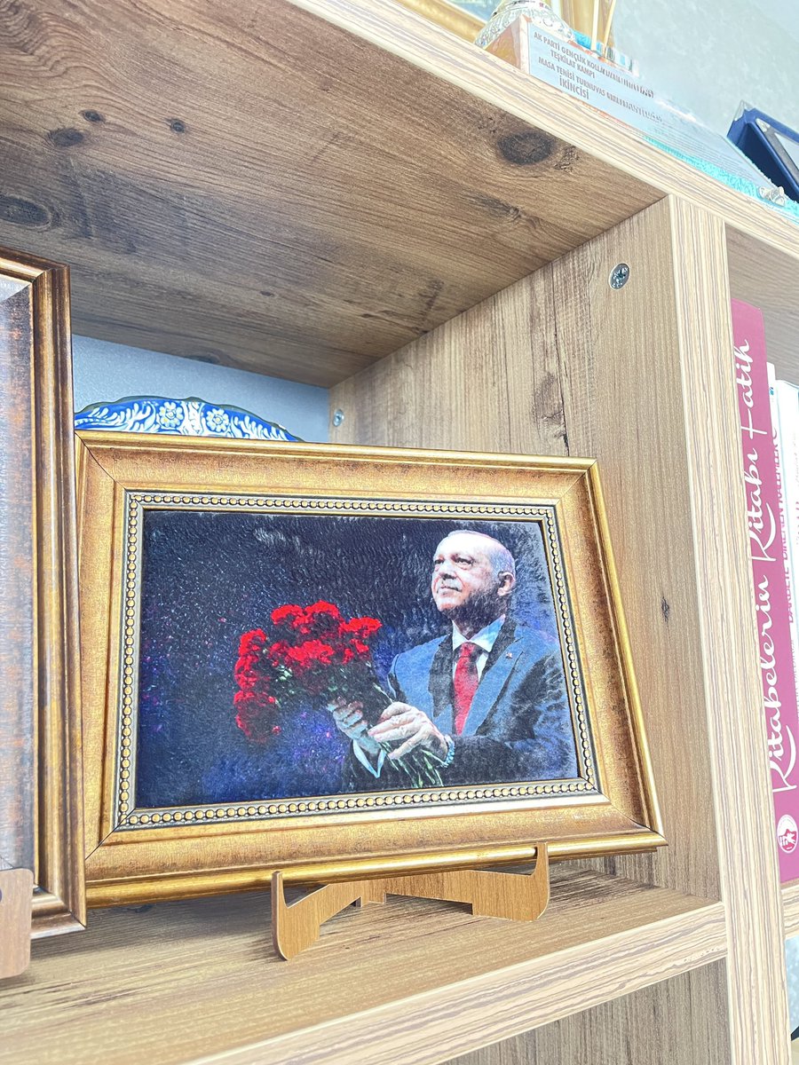 -değer, sahip olana mı yoksa kendine mi aittir? 
-bayım, İslam hiç kimsenin Müslüman oluşuyla şereflenmez; yalnızca şeref verir. Bu yüzden mesele, değeri yeniden kazanmak için iştirak ve aksiyonu gerektirir.

hayırlıdır bizim Cumalar… 
payımızı almak ümidiyle.