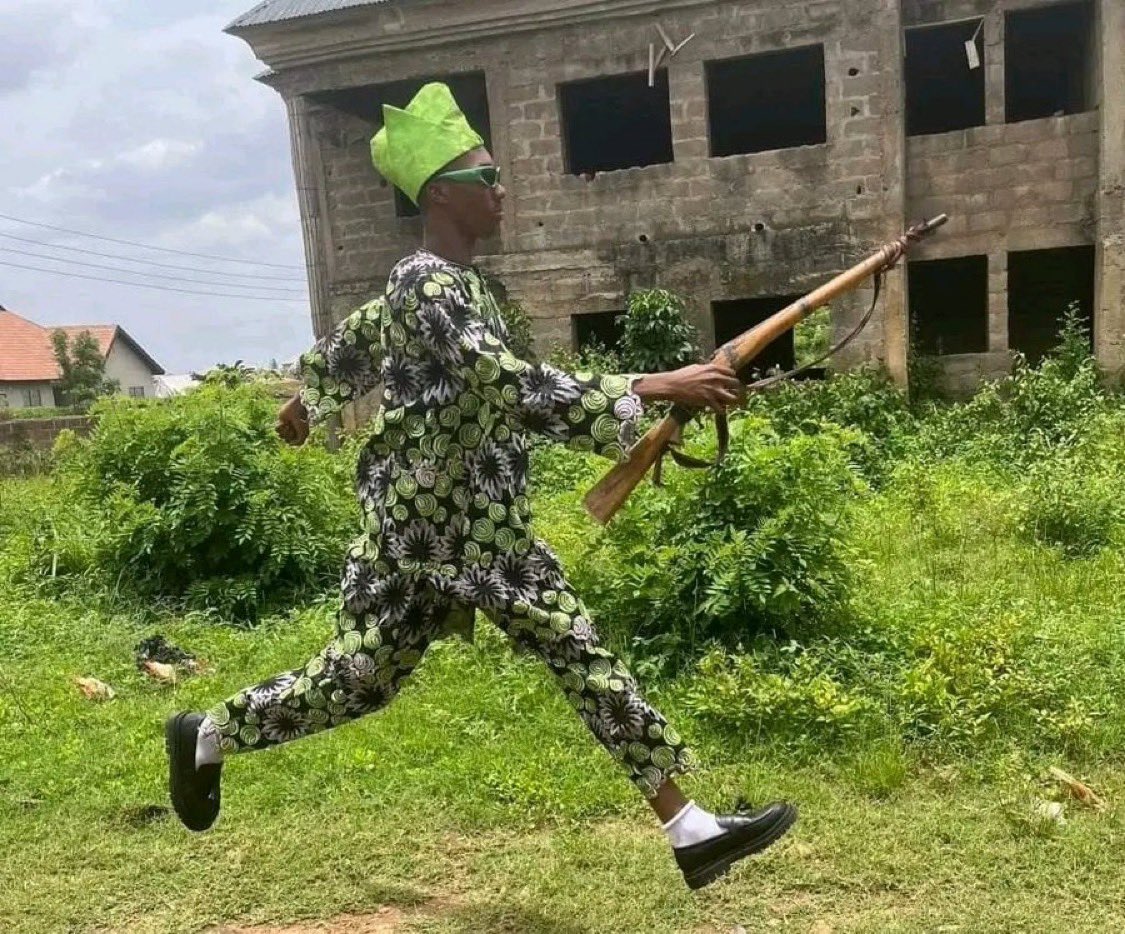 trigottista's tweet image. Atiku’s manifesto cannot convince his son? 

Who come be me distant relative? 😏😂