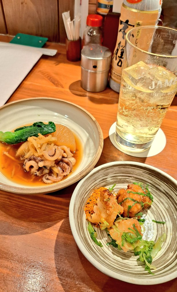 買い物の合間にランチ呑み出来る居酒屋にin。カウンターありがたい…ゆったり飲める。オカワリ飲んだら再び買い物へ🛍