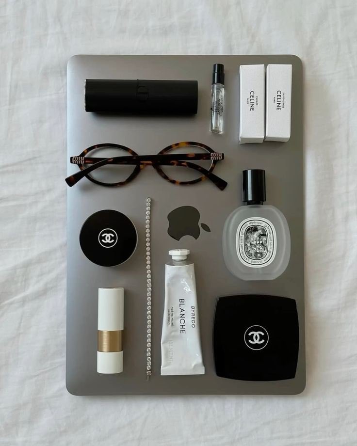 ceelune_'s tweet photo. minimalist girl essentials https://t.co/M77PD8rUvH