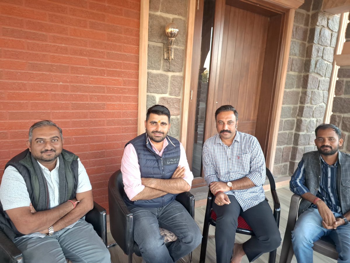 weareskpf's tweet photo. आगामी 28 जनवरी से प्रारंभ हो रहे राजस्थान विधानसभा के बजट सत्र में EWS सरलीकरण के विषय को विधानसभा में रखने के लिए शिव विधायक रविन्द्र सिंह भाटी को आग्रह किया। रविन्द्र सिंह भाटी ने गत वर्ष भी विधानसभा में इस विषय रखा था।
@shri_kys 
@Shri_PF 
@RavindraBhati__ 
#weareskpf https://t.co/anQvpAISve