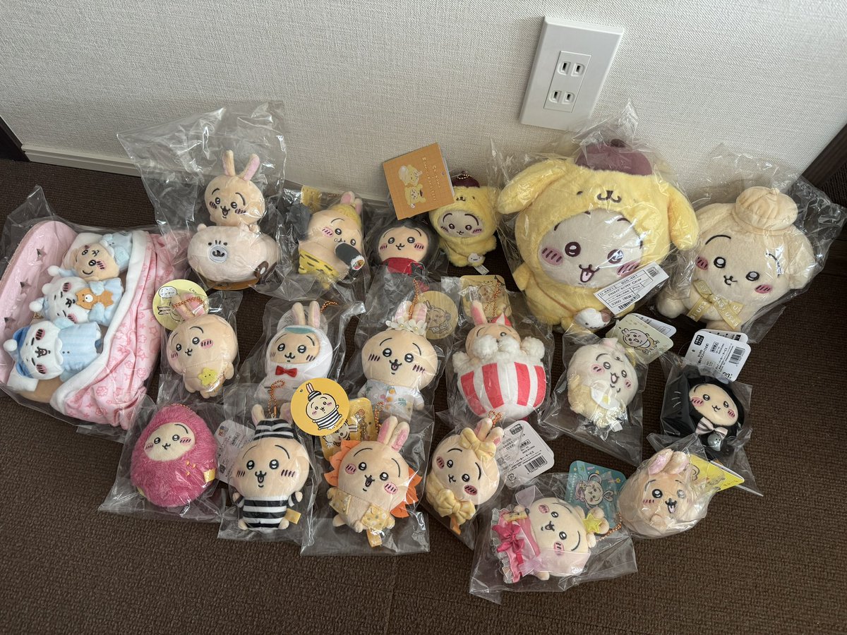 yu_mmng's tweet photo. ちいかわ卒業する為グッズをお譲りします！
主にモモンガ、うさぎのグッズが多いです。

譲)画像のもの
求)定価+送料

新品未開封です✨
サンリオコラボのうさぎマスコットに関しては購入時から袋に入っていませんでした。

��チャやくじなどのグッズも載せていきます。

お気軽にリプお待ちしてます🍀 https://t.co/gF9gmeCvtS