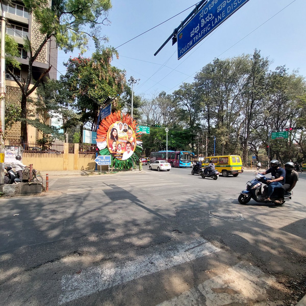 YarashiSatish's tweet photo. Footpath completely blocked by a massive banner, right next to the JP Nagar Traffic Booth.
If they can’t see an encroachment THIS big, how are pedestrians supposed to feel safe?
@GBA_office @ICCCBengaluru
@blrcitytraffic https://t.co/zLonD8aXK4