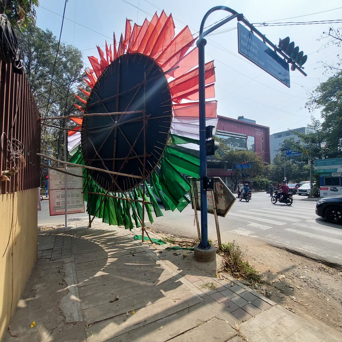 YarashiSatish's tweet photo. Footpath completely blocked by a massive banner, right next to the JP Nagar Traffic Booth.
If they can’t see an encroachment THIS big, how are pedestrians supposed to feel safe?
@GBA_office @ICCCBengaluru
@blrcitytraffic https://t.co/zLonD8aXK4
