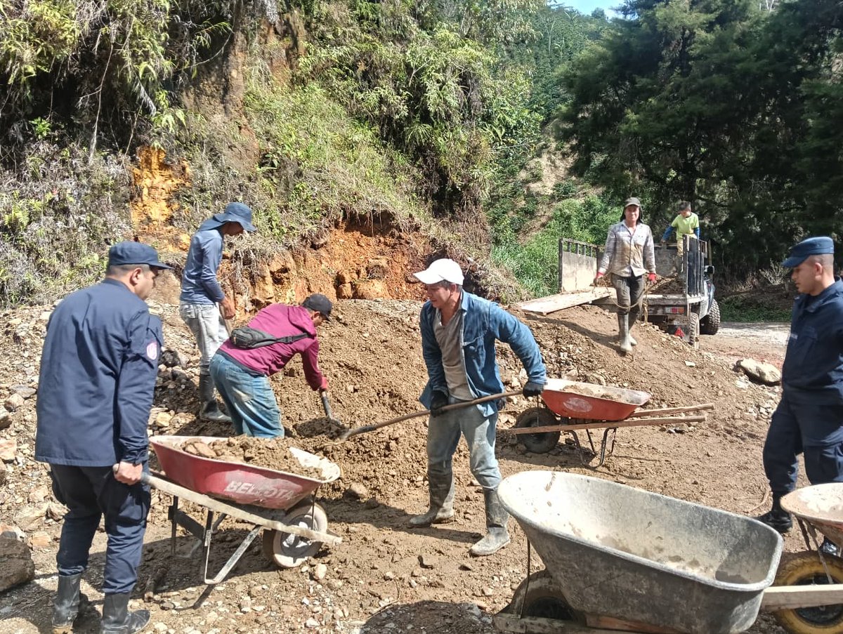 ReservaBR4's tweet photo. 🌱✨ ¡Buenas noticias para la vereda Yarumal en Samaná, #Caldas!

Gracias al esfuerzo y dedicación de los soldados del Batallón de Ingenieros de Desminado Humanitario N.° 3, se mejoraron 150 metros lineales de placa huella, beneficiando directamente a más de 15 familias. https://t.co/jBOsBvVZg1
