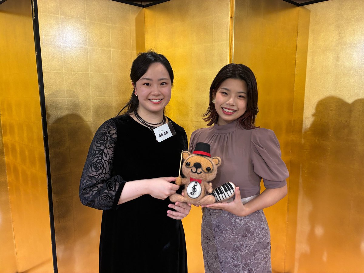 桑原志織さんと吉本梨乃さんに同時抱っこしていただきましたぬん！とってもいい笑顔ですぬん😊✨