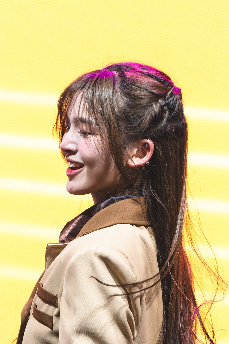 SkipWorkfor48TH's tweet image. ***  ลงรูปที่ดองไว้ครับ ***
BNK48 @ CAT EXPO [2025-11-29] (PRAEW Part)

เวทีคอนเสิร์ตใหญ่มันให้ แสงสีจัดเต็มดีจริงๆ
เสียดายตำแหน่งไฟส่องไม่ค่อยเข้าตา
แพรว เต้นเอาตายมากในงาน
รุ่น 6 เต้นกันค่อนข้างดูดีทุกคนเลย

อัลบั้ม
tinyurl.com/24hx3e6p

#PRAEWBNK48
#BNK48