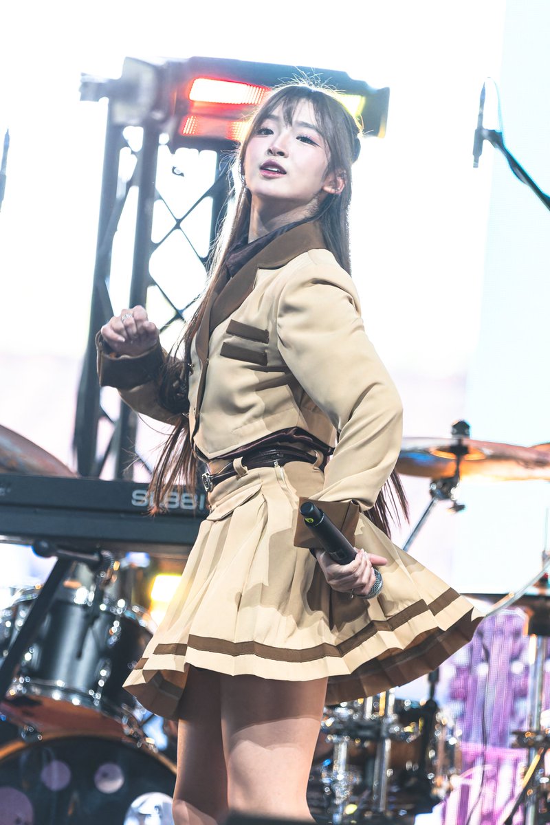 SkipWorkfor48TH's tweet image. ***  ลงรูปที่ดองไว้ครับ ***
BNK48 @ CAT EXPO [2025-11-29] (PRAEW Part)

เวทีคอนเสิร์ตใหญ่มันให้ แสงสีจัดเต็มดีจริงๆ
เสียดายตำแหน่งไฟส่องไม่ค่อยเข้าตา
แพรว เต้นเอาตายมากในงาน
รุ่น 6 เต้นกันค่อนข้างดูดีทุกคนเลย

อัลบั้ม
tinyurl.com/24hx3e6p

#PRAEWBNK48
#BNK48