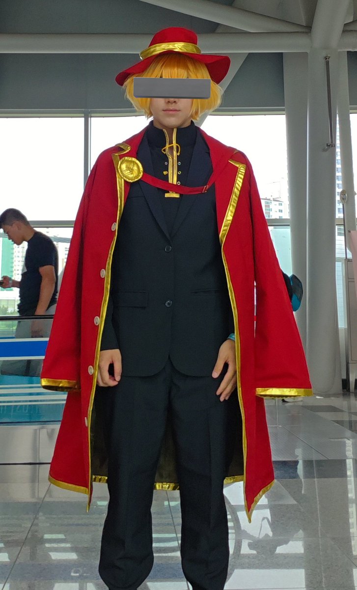 #코스장터 

림버스 컴퍼니 엄지 싱클레어 팝니다
구성:망토,페도라,정장,내의,총,가발 망토,페도라,내의는 국내 수주작입니다 사이즈는 남성 100사이즈입니다
총은 분해 가능합니다
운포 15   트친가 13