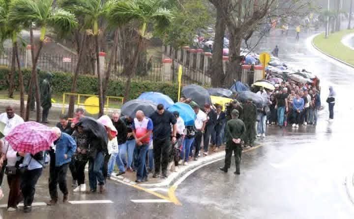 ¡#HonorYGloria a nuestros héroes!
#Cuba recibió a sus hijos con el Honor eterno que merecen.
 Miles de capitalinos rindieron hoy homenaje póstumo a nuestros 32 hermanos caídos, heroicamente, defendiendo la soberanía de la nacion bolivariana. 
#Jobabo #LasTunas