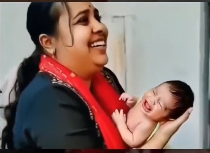 “मशीनें हार गईं… पर एक डॉक्टर नहीं!” ❤️

आगरा के सरकारी अस्पताल में वो 7 मिनट
जो मेडिकल साइंस नहीं, इंसानियत ने लिखे।

ऑक्सीजन सप्लाई फेल।
नवजात बच्ची की सांसें थम रहीं थीं।
मशीनें बंद… हर सेकंड मौत करीब।

लेकिन वहीं खड़ी थीं
डॉ. सुलेखा चौधरी —
ना घबराहट, ना इंतज़ार, ना बहाने।