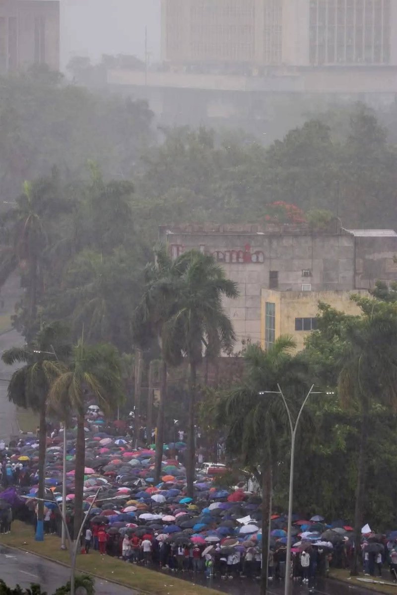 Y fue como si el cielo se conmoviera ante el dolor y la dignidad, y también llorara en forma de lluvia, mezclándose con lágrimas de coraje y amor de seres nobles, firmes, profundamente humanos. La Patria allí, latiendo en cada gesto, en cada abrazo, en cada lágrima compartida. 🇨🇺
