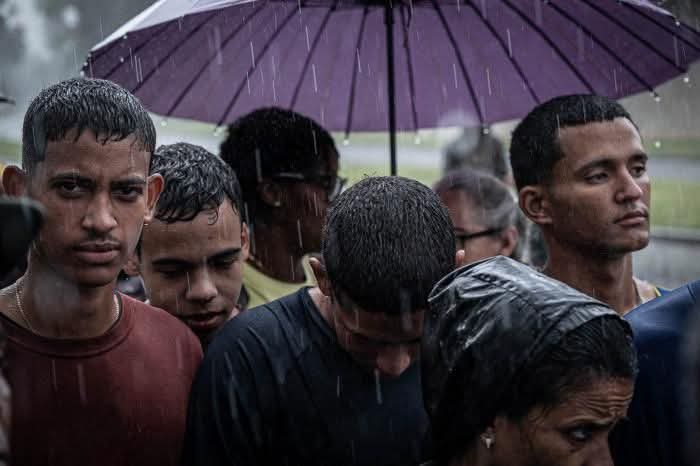 Cuando el dolor cala y se multiplica y ni siquiera la lluvia impide rendir homenaje. 
#HonorYGloria
#CubaVen