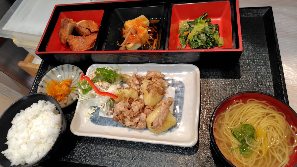 食遊【はちきんランチ再開】

また献立に悩む日々です😂本日のランチは豚バラと西山台地の新じゃがいもでガリバタ炒め！ゴロゴロの魚のアラ煮付に揚げたてあんかけ豆腐、ゆず塩ラーメンまでつけてまーす🍜