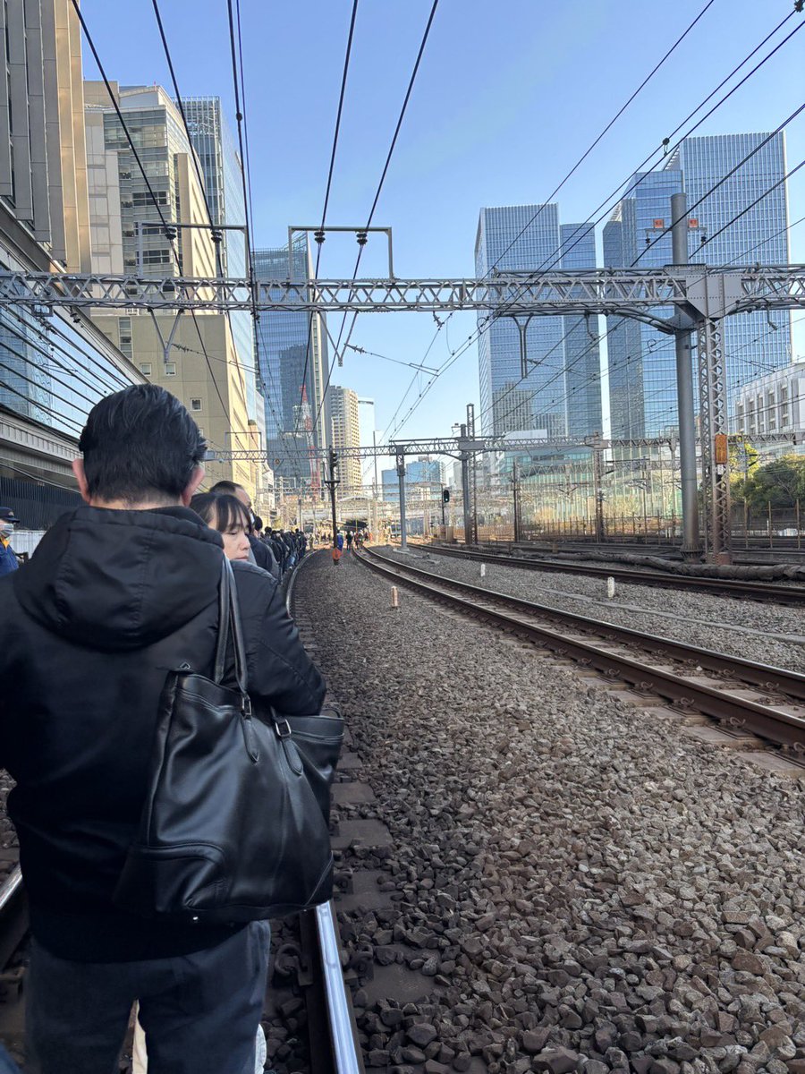 najilove0_0's tweet photo. カオスすぎる停電解消しないため徒歩で駅まで行くはめ #京浜東北線運転見合わせ #京浜東北線 #山手線 https://t.co/MJGuTDmIcd