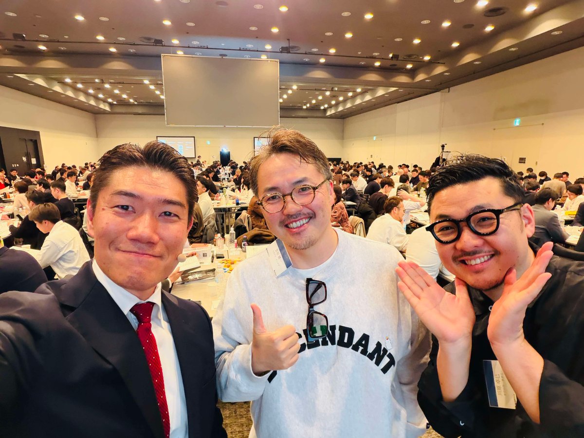 xxkenai's tweet photo. 【利益を出したい経営者必見】大人気研修のMBS参加しました。
ここは「何をやるか」を増やす研修じゃない。

3日間かけて
・大量の情報を浴びて
・ワークで理解を深めて
・最後に「自分にとって重要なこと」だけが残る

終わる頃には、
次に行く場所がもう見えてる。
それが一番の価値だと思う。

MBSの3日間はこういう設計です。

1日目：思想と戦略（どこを目指す経営か）
2日目：売上と利益の構造（どこが詰まってるか）
3日目：言語化と行動（どう伝え、どう動かすか）

ノウハウじゃなくて
「経営の見取り図」を頭に入れる研修。

僕自身真剣に研修をしていて
3日目のフィードバックで言われた言葉。

「実績、もう少し出した方がいいと思います」

売り込みっぽくなるのが嫌で
あまり出してこなかったけど、
「出してないと判断できない」って確かにそう。

信頼って、誠実さだけじゃ足りない時もある。

なので事実だけ書くと、

・上場企業〜年商1兆円規模の経営支援
・年間1440万円の経営アドバイス
・壁打ち1時間30万円でも紹介で埋まる
・2人話すと1人が「1年後の変化」を描ける

自慢したいわけじゃなくて、
判断材料として出さなきゃなことを知りました。

この仕事のエッセンスを
もっと多くの経営者に届けたくて、

・1440万円の契約でも
・30万円の壁打ちでもなく

「1年で利益を2倍にする視点」を
オンライン本にまとめました。

今、
「どこを直せばいいかわからない」
そんな経営者には、役に立つと思います。

https://t.co/2lrFc4HQC7