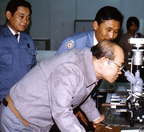 MIRIM2395's tweet image. 전두환 정부와 한국 반도체 산업 

1.  1981년 전두환 정부는  반도체를 "산업의 쌀"로 지정하고 국가전략 산업으로 육성

2. 1981년 정부차원 반도체 육성 계획 수립

3. 세계는 한국이 반도체 도전은 무모하다고함
 
4. 1983년 삼성전자 도시바와 약 2,000만 달러 규모 64K DRAM  기술라이센스체결로…