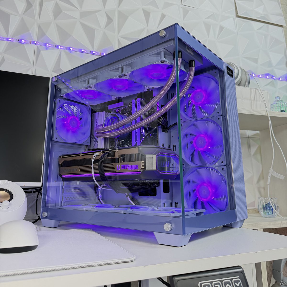 アストロメダ、新カラーのパープル📷 白デスクでも邪魔をしないワンポイントインテリアのゲーミングPC🎮 簡易水冷 CPUクーラーのヘッドもケーブルも紫で統一した、こだわりの製品です✨